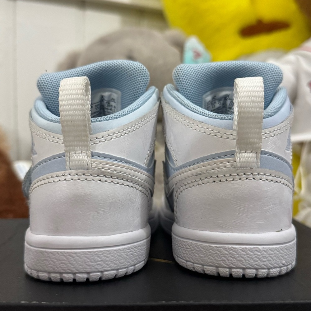 Jordan Kids Sneakers - White and Light Blue - Picture 3 of 4